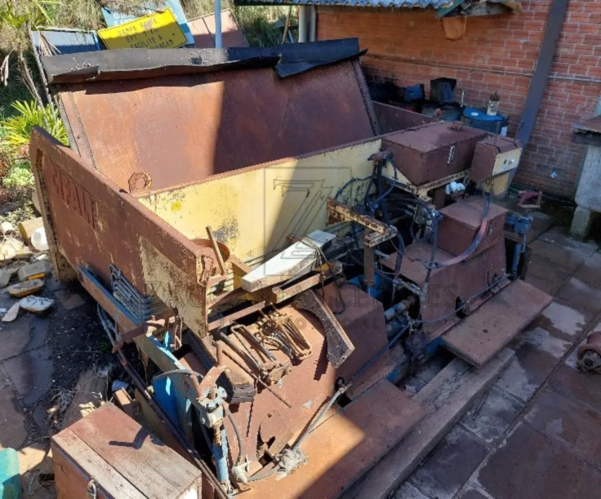 LOTE 006 - Usina para Asfalto: 1 Usina de asfalto, capacidade 40/60 T/B MOD. MC, MA, 3 Tanques para combustível para usina asfalto, 1 moto compressor, caneta espargidor manual com mangueira, manômetro regulador; 1 Vibroacabadora de asfalto hidrostática