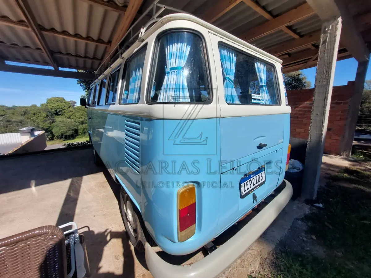 LOTE 011 - Um automóvel da marca VW-VOLKSWAGEM/KOMBI, na cor azul, de placas IEP-2I06, ano/modelo 1995/1996, RENAVAM 650819489.