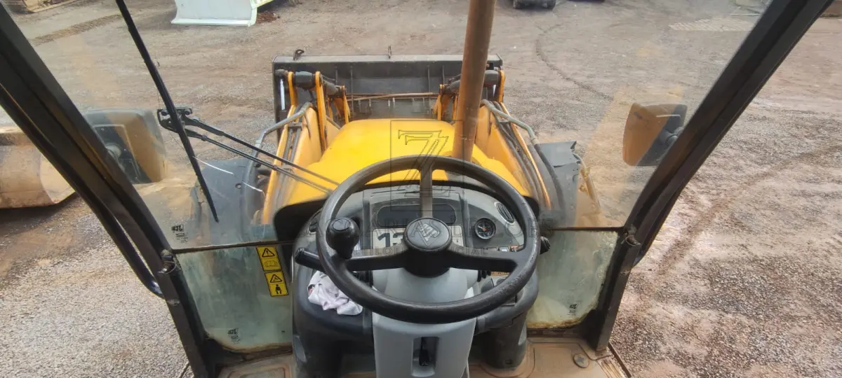 LOTE 001 - Uma retroescavadeira JCB 4CX, ano 2008, cabine fechada, com ar-condicionado (Bem nº 0740).