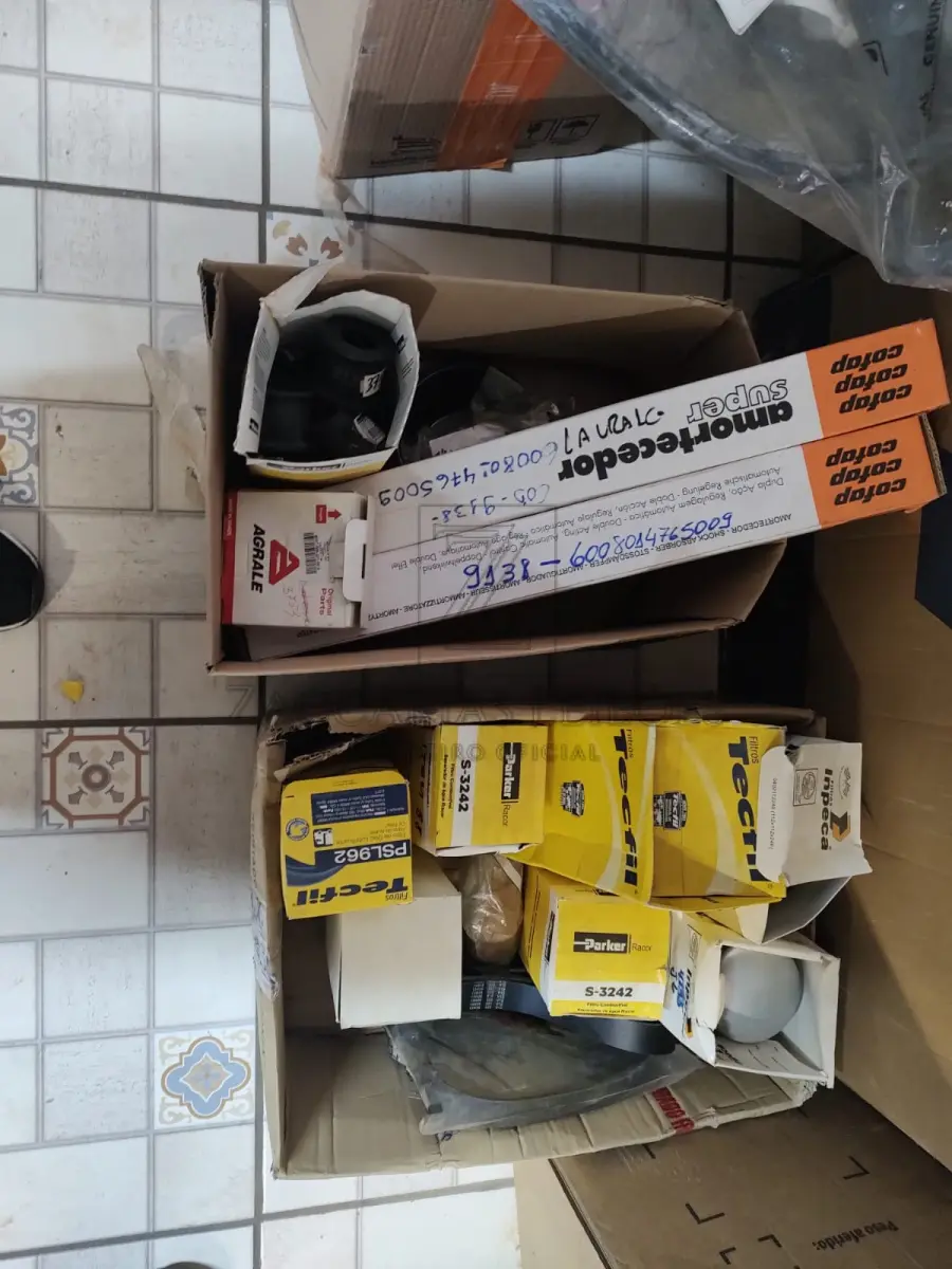 LOTE 012 - LOTE DE PEÇAS PARA MICRO-ÔNIBUS VOLARE: 2 AMORTECEDORES TRASEIROS; 12 BUCHAS ESTABILIZADORAS SENDO 2 CENTRAL, TRASEIRA E 4 AMORTECEDOR; 1 CRUZETA PARA CARDAN; 1 TAMPA ALTA; 1 CILINDRO MESTRE PARA EMBREAGEM VOLARE V8; 1 CILINDRO AUXILIAR PARA EMBREAGEM; 3 CORREIAS DO ALTERNADOR 8PK 1290; 7 FILTROS .