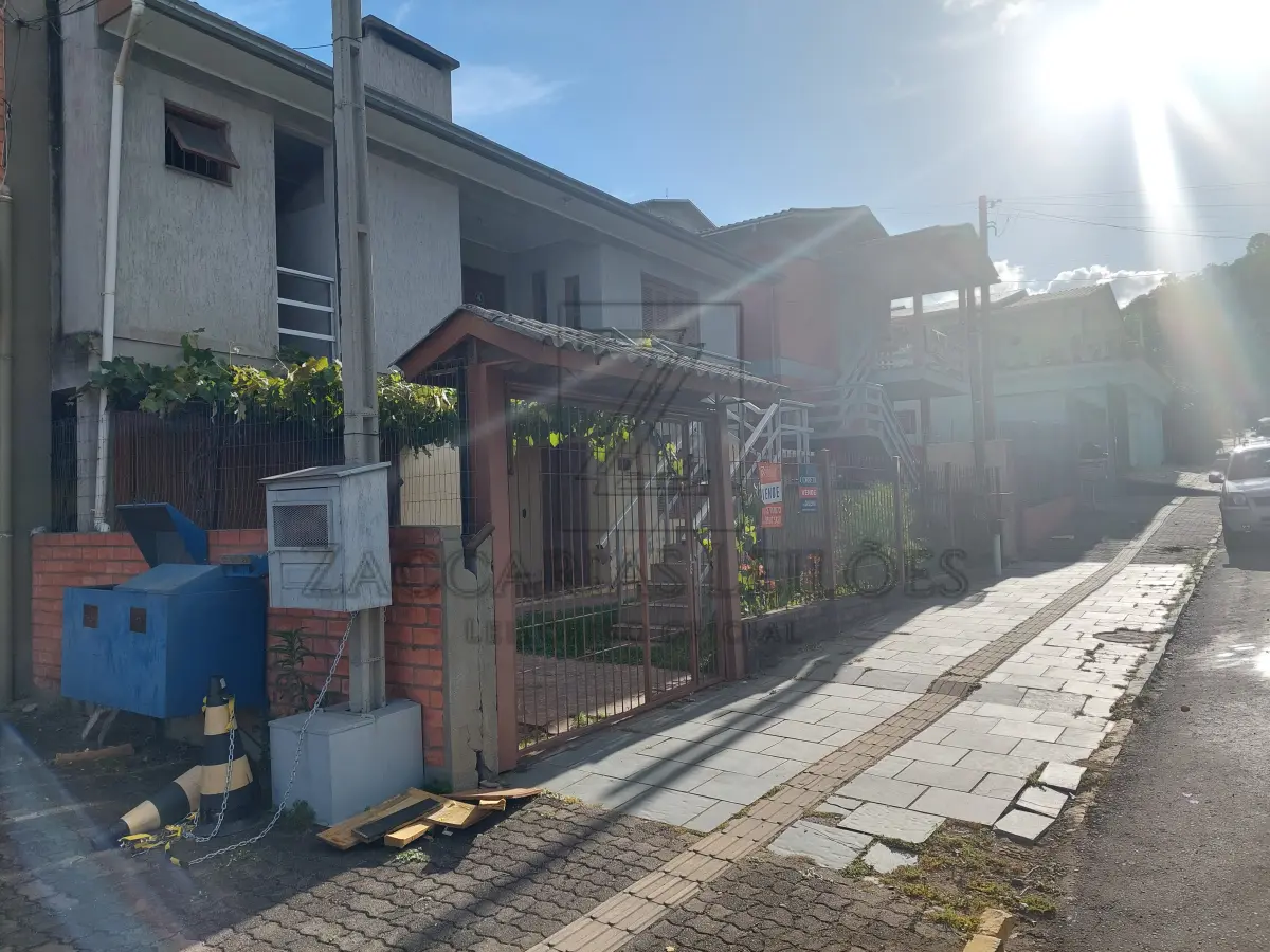 LOTE 001 - Imóvel: Lote nº 227, da Quadra L do loteamento denominado “Parque Residencial Santa  Helena IV”, localizado na zona urbana desta cidade, formando quarteirão determinado pelas  Ruas Francisco Tomasi, “C” e “H”, distando 99,00m da esquina formada pelas Ruas “C” e  “H”, com a área de 366,00m², confinando: NORTE, na extensão de 12,00m, com a Rua “C”;  SUL, na mesma extensão, com o lote nº 205 de Lex Empreendimentos Imobiliários Ltda.;  LESTE, na extensão de 30,50m, com o lote nº 228 de Lex Empreendimentos Imobiliários Ltda.;  OESTE, na mesma extensão, com o lote nº 226 de Lex Empreendimentos Imobiliários Ltda.  Matricula 30.139 do Registo de Imóveis de Bento Gonçalves RS. Benfeitorias: Localização  Rua é Elias Tadeu Dallonder, número e 202, com uma construção de alvenaria, não averbada,  com dois pavimentos de 11m por 9m cada, totalizando 198m².