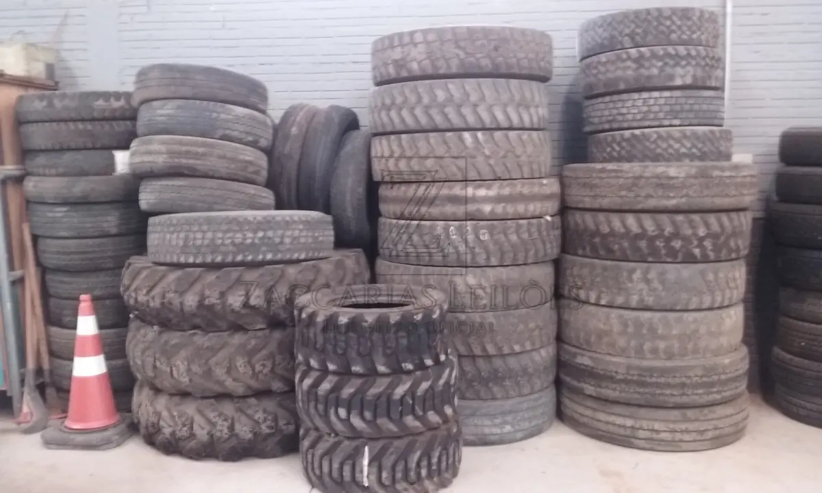 LOTE 020 - Pneus: aproximadamente 51 pneus, sendo 20 Pneus de Caminhão Aro 20; 3 Pneus Dianteiros de Retroescavadeira; 5 Pneus  215x75x17.5; 3 Pneus 1400 x 24; 20 Pneus Aro 16 de veículos leves e utilitários.
