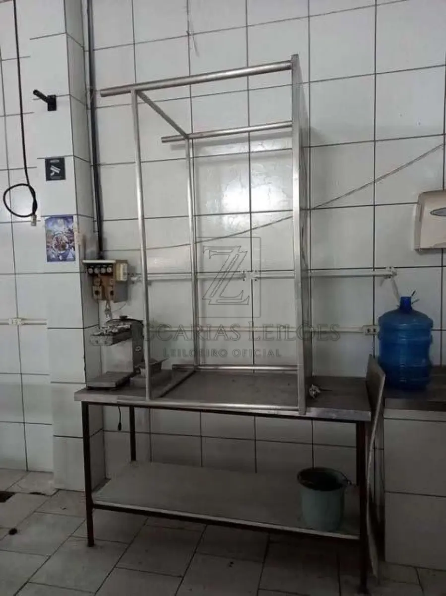 LOTE 015 - Duas mesas de inox.  Avaliadas em R$ 500,00 cada.