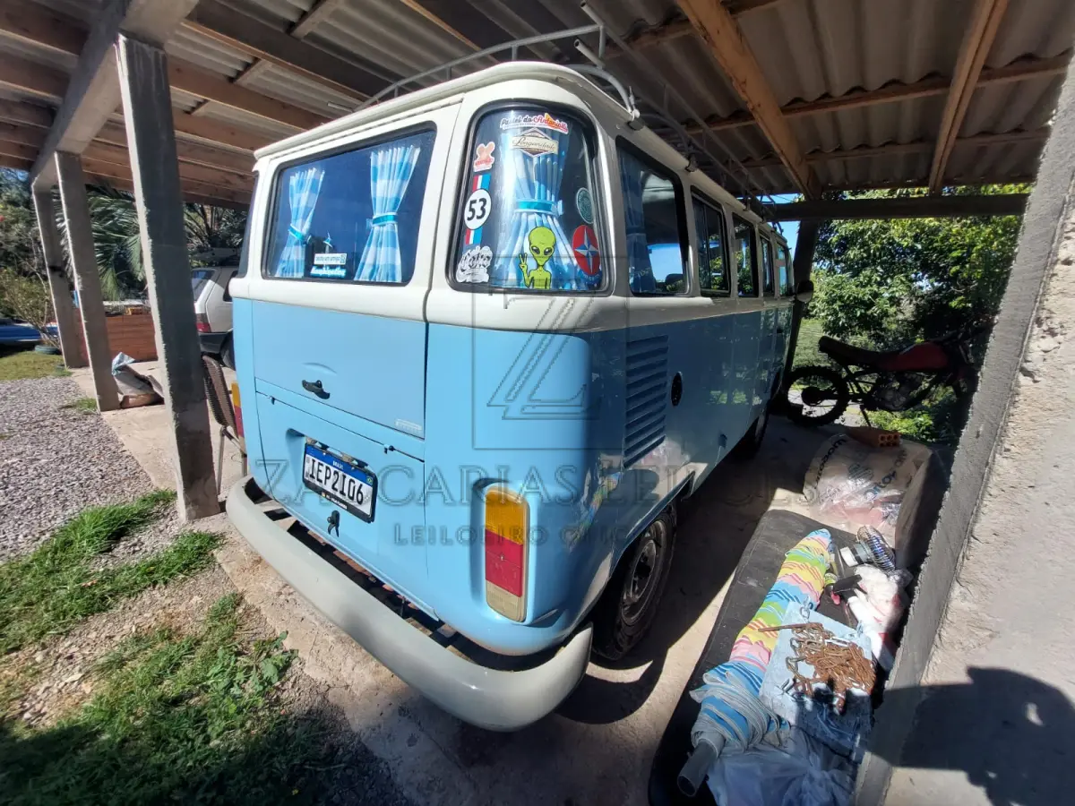 LOTE 011 - Um automóvel da marca VW-VOLKSWAGEM/KOMBI, na cor azul, de placas IEP-2I06, ano/modelo 1995/1996, RENAVAM 650819489.