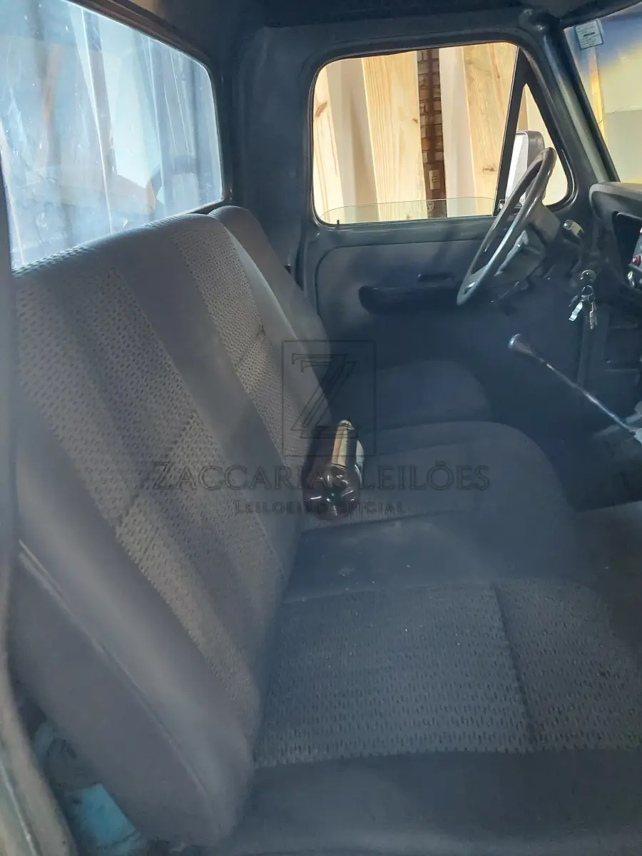 LOTE 004 - Uma camionete de marca FORD/F1000, placas IEG-9287, na cor cinza, à Diesel, ano/modelo 1990/1990, RENAVAM 582977347.