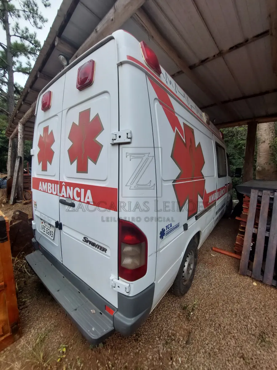 LOTE 005 - AMBULÂNCIA MERCEDES BENZ SPRINTER CDI TCA, COR BRANCA, ANO/MODELO 2008/2008, A DIESEL, PLACAS IPE-8249 . Necessita de reparos no motor.