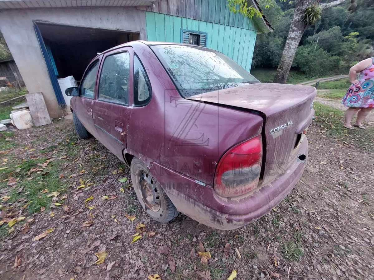 LOTE 006 - Um VEÍCULO GM/CORSA GL, VERMELHO, PLACAS IET5525, RENAVAM 591620049,  ANO/MODELO 1996/1996.
