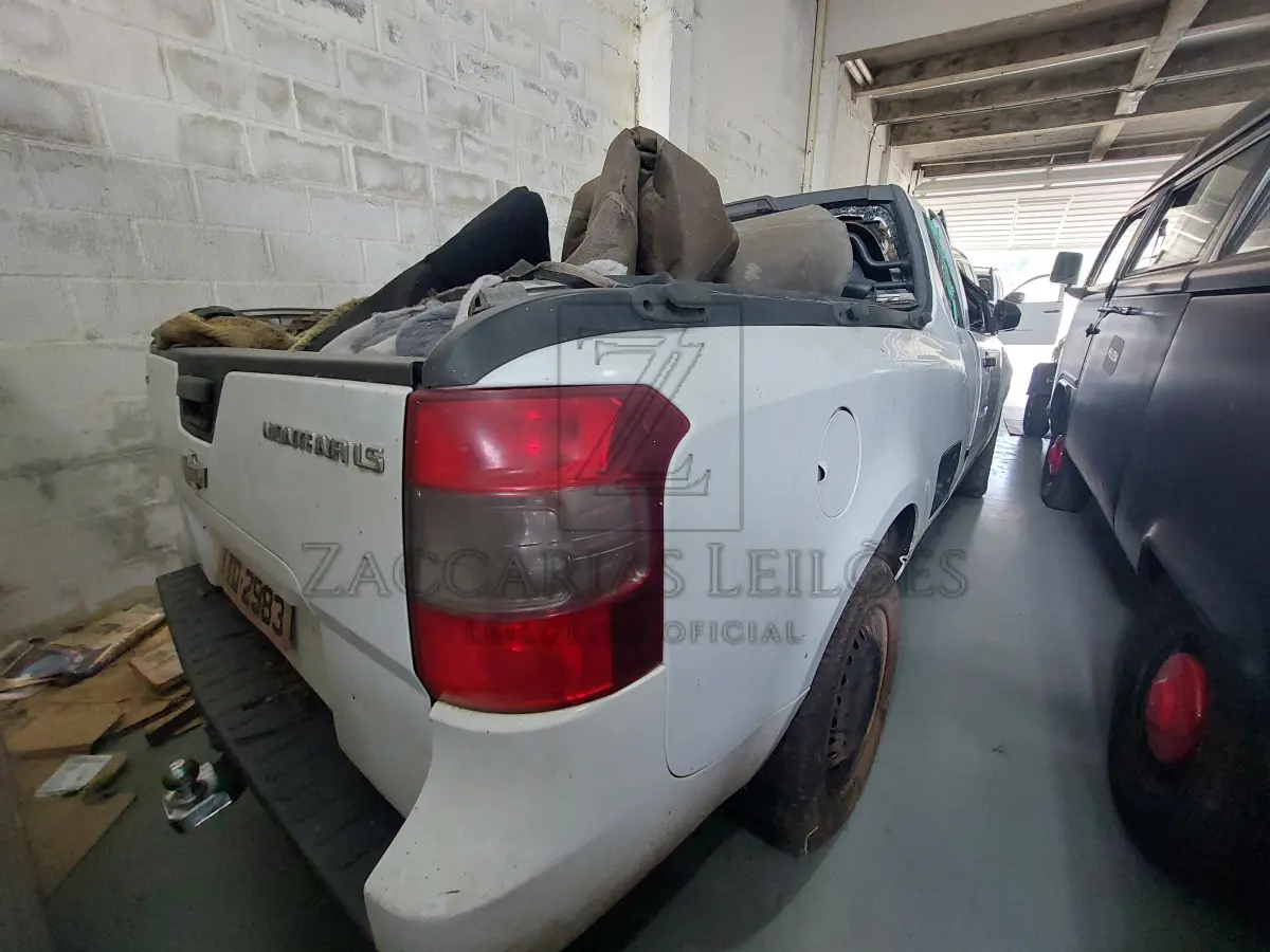 LOTE 001 - Automóvel da marca GM-CHEVROLET/MONTANA LS 1.4, cor branca,  ano/modelo 2012/2013, placa ITQ-2983, RENAVAM 491196636, acidentada.