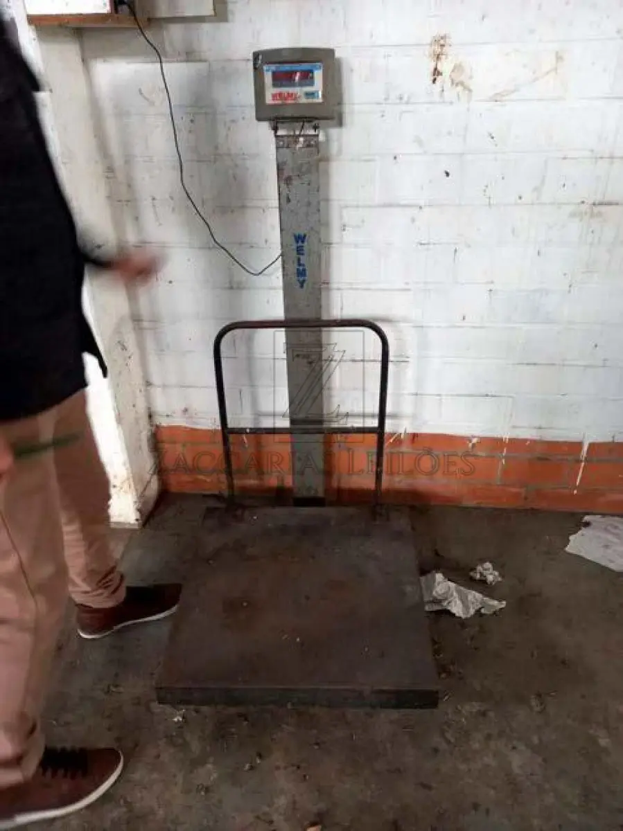 LOTE 043 - Balança Welmy com capacidade para até 500 kg, em péssimo estado de conservação.