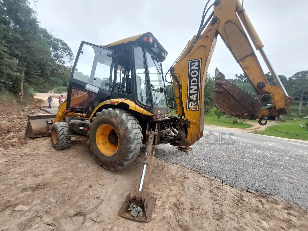 LOTE 002 - RETROESCAVADEIRA MARCA RANDON, MODELO RD 406, ANO 2018, TARA 7.100KG