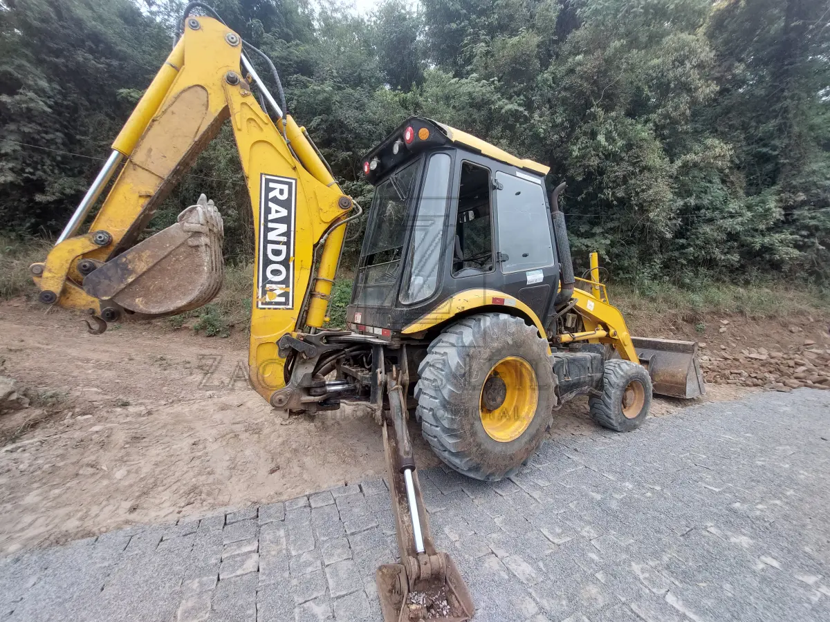 LOTE 002 - RETROESCAVADEIRA MARCA RANDON, MODELO RD 406, ANO 2018, TARA 7.100KG