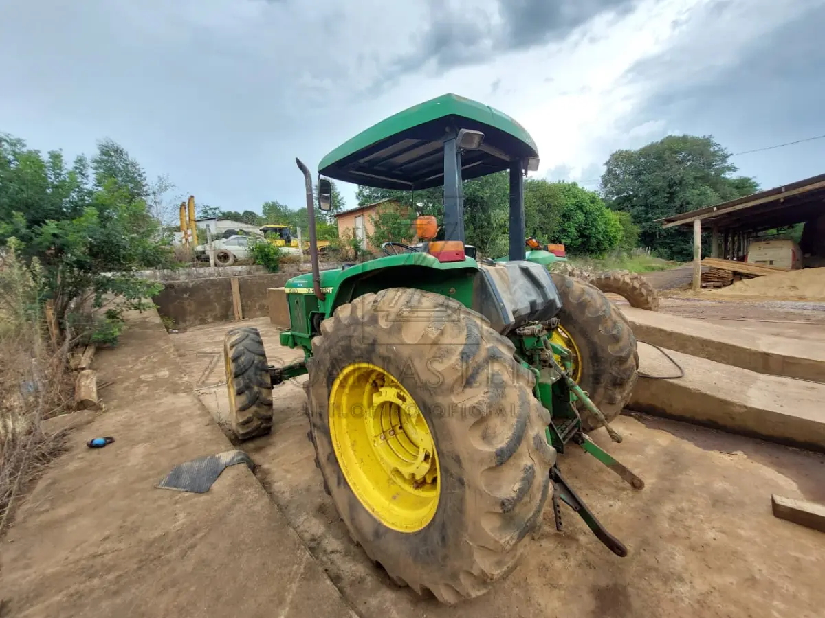 LOTE 005 - Um trator da marca JOHN DEERE 5600, ano 2001.