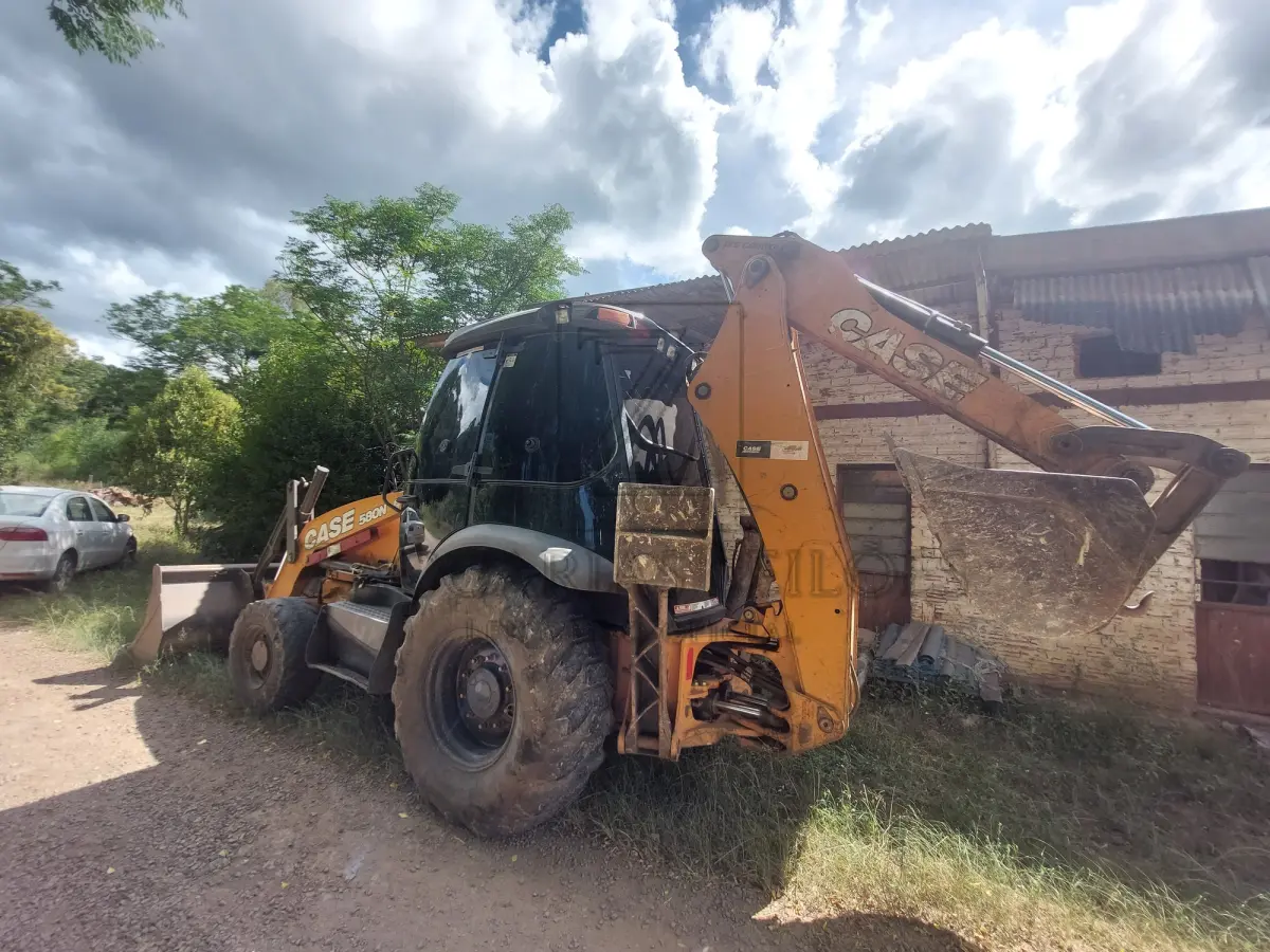 LOTE 001 - Uma retroescavadeira da marca CASE 580N, ano 2017.