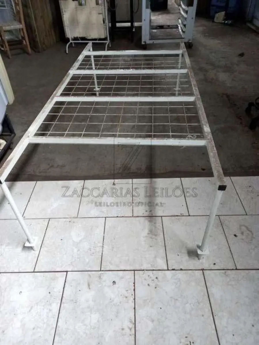 LOTE 010 - Uma grade de metal para fixar em mesa. Possui cerca de 2 metros.