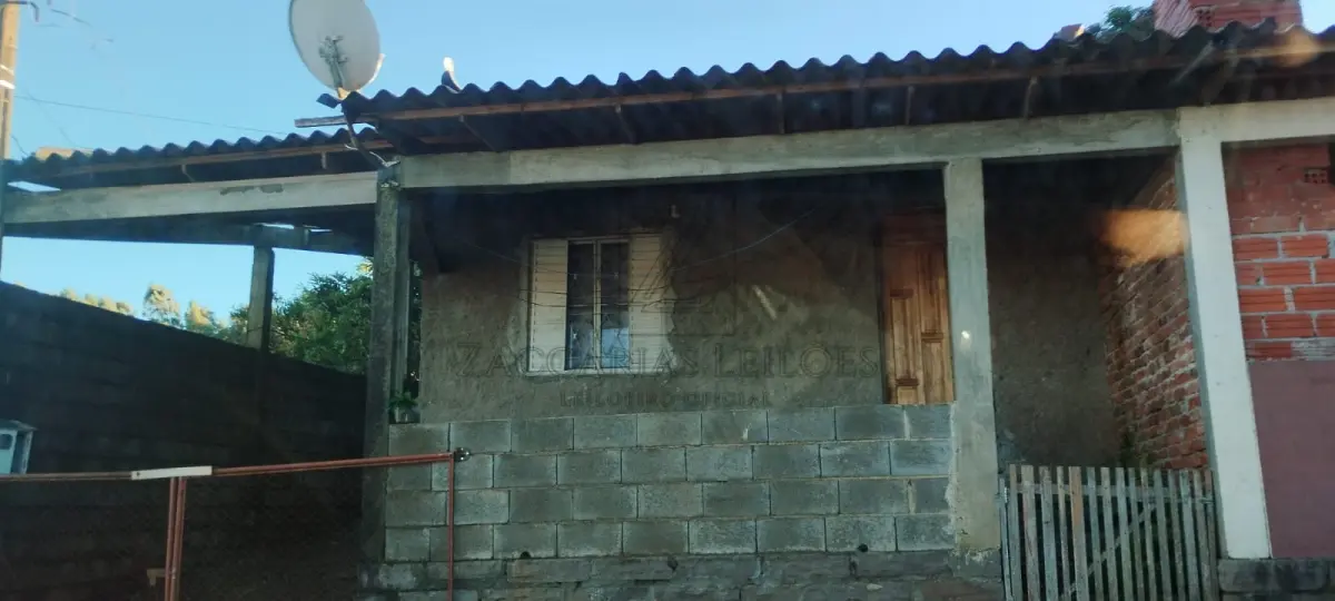 LOTE 006 - Estritamente em relação a benfeitoria. Um prédio em alvenaria destinado a residência, com  32,90 m², situado na Rua das Margaridas nº 1568, nesta cidade, edificado sobre a matrícula 14.503, de  propriedade do Município de Nova Prata. Lote 08, da quadra E, do LOTEAMENTO PROMORAR, nesta  cidade, com área de 160,00m², distando 20,00m da esquina formada pela Rua das Margaridas e Rua  12 de Outubro, fazendo frente, ao SUL, em 8,00m, com a Rua das Margaridas, lado par; ao OESTE, de  frente ao Fundos, em 20,00m, com o lote 10 e um pedaço do lote 11; nos fundo em 20,00m, com o lote  07; situado no quarteirão formado pela Rua dos Jasmins, Rua 12 de Outubro, Rua das Margaridas e  terras da Prefeitura, com UMA CASA de alvenaria, para residência, do tipo E-3, com 32,90m², edificada  em 1984. MATRÍCULA nº 14.503, do LIVRO DE REGISTRO DE IMÓVEIS DA COMARCA DE NOVA