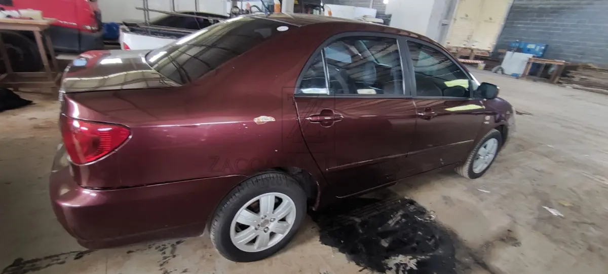 LOTE 006 - Um automóvel da marca TOYOTA/COROLA SEG 18VVT, placas AHW-0060, ano/modelo 2004/2005, na cor vermelha, à gasolina, RENAVAM 839691378.