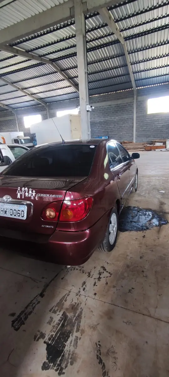 LOTE 006 - Um automóvel da marca TOYOTA/COROLA SEG 18VVT, placas AHW-0060, ano/modelo 2004/2005, na cor vermelha, à gasolina, RENAVAM 839691378.