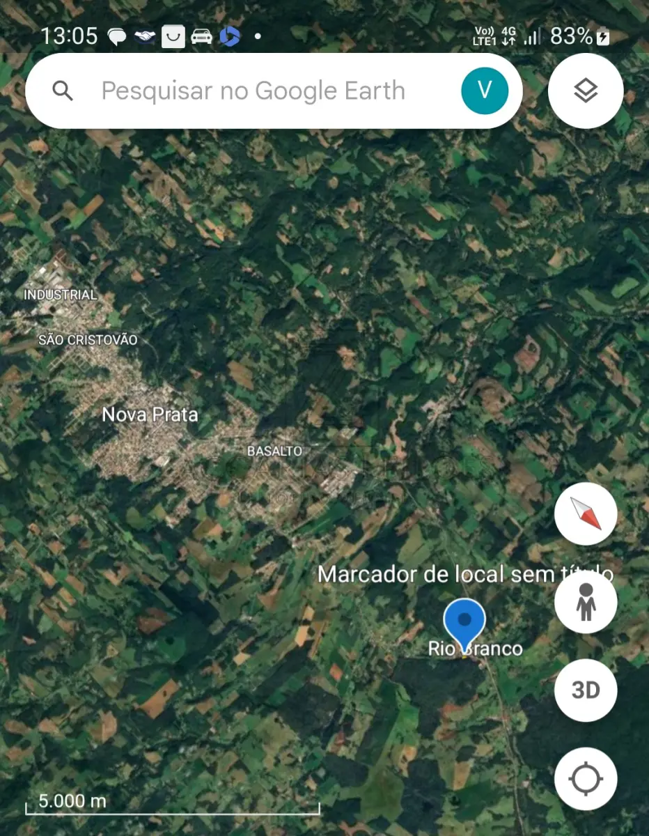 LOTE 003 - IMÓVEL: Fração de 286,64m2 e 50% das benfeitorias (55,00m2 na casa de madeira e 12,50m2 na casa de alvenaria). da matrícula nº 2428, do LIVRO Nº 2 DO REGISTRO DE IMÓVEIS DA COMARCA DE NOVA PRATA. Descrita como: NA PARTE DO LOTE NÚMERO OITO(8), SITO NA RUA SILVÉRIO ANTONIO DE ARAUJO, EX-PRAÇA DA IGREJA SANTO ANTONIO, esquina com a rua 20 de setembro, ex-travessa, lado par, quarteirão compreendido pelas ruas 20 de setembro ex-travessa do Comercio, Estrada Buarque de Macedo e Silvério Antonio de Araujo, ex-praça da Igreja Santo Antonio da Vila Rio Branco, distrito deste município, com a área de 799,98m² confrontando; AO NORTE, na extensão de 55,00 metros com a rua 20 de setembro, ex-travessa, na direção Este-Oeste; daí na direção norte-sul, por 8,00metros com a rua Silvério Antonio de Araujo, ex-praça da Igreja Santo Antonio daí, na extensão de 25,00metros, na direção Oeste-Leste, com terras da Sociedade Bochófila Rio Branco, dai, rumo sul, na extensão de 12,00metros, ainda com terras da Sociedade Bochófila Rio Branco; daí rumo Oeste-este, na extensão de 30,00 metros, com terras de Fernando Pocai e daí rumo Norte, na extensão de 20,00 metros com o lote número 1. Com uma casa de madeira em regular estado de conservação e uma pequena casa de alvenaria com duas peças.