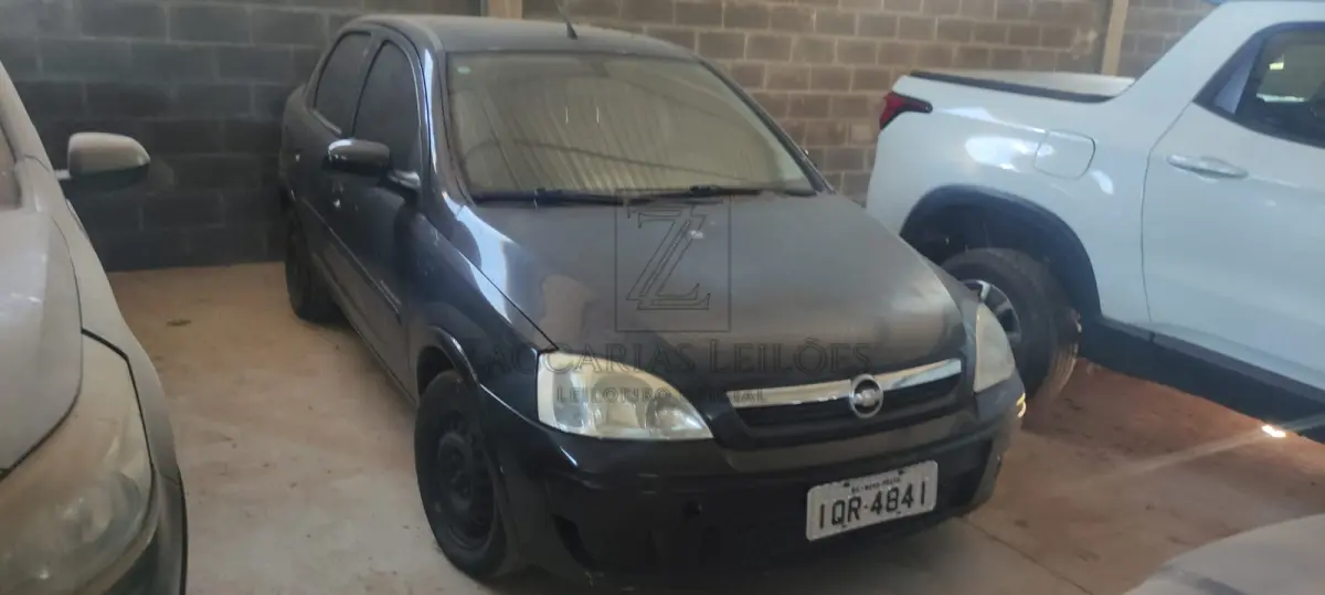 LOTE 010 - Um automóvel da marca GM-CHEVROLET/CORSA SEDAN PREMIUM, placas IQR-4841, na cor preta, à álcool/gasolina, ano/modelo 2010/2010, RENAVAM 202365310.