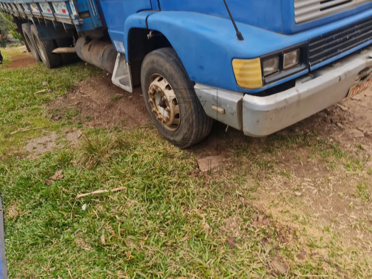 LOTE 007 - Um caminhão da marca M. BENZ/L 1618, placas JJC-3191, na cor azul, à Diesel, ano/modelo  1991/1991, com terceiro eixo adaptado, RENAVAM 10072330.