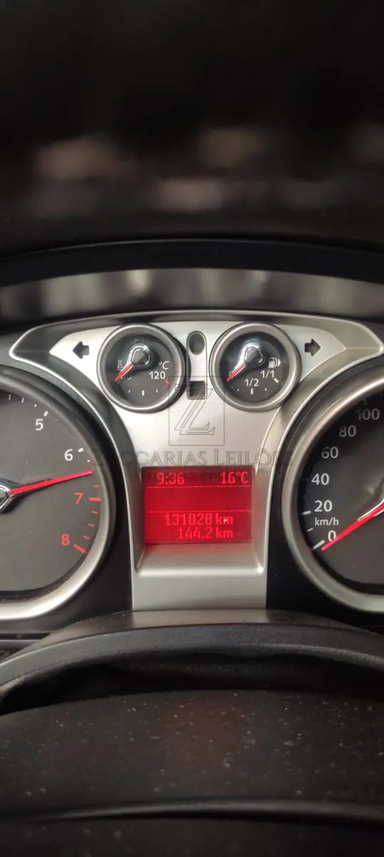 LOTE 005 - Um automóvel da marca I/FORD FOCUS HC FLEX, placa ITQ0B96, na Cor: Branca, à gasolina,  Ano/modelo: 2012/2013, RENAVAM: 490751709.