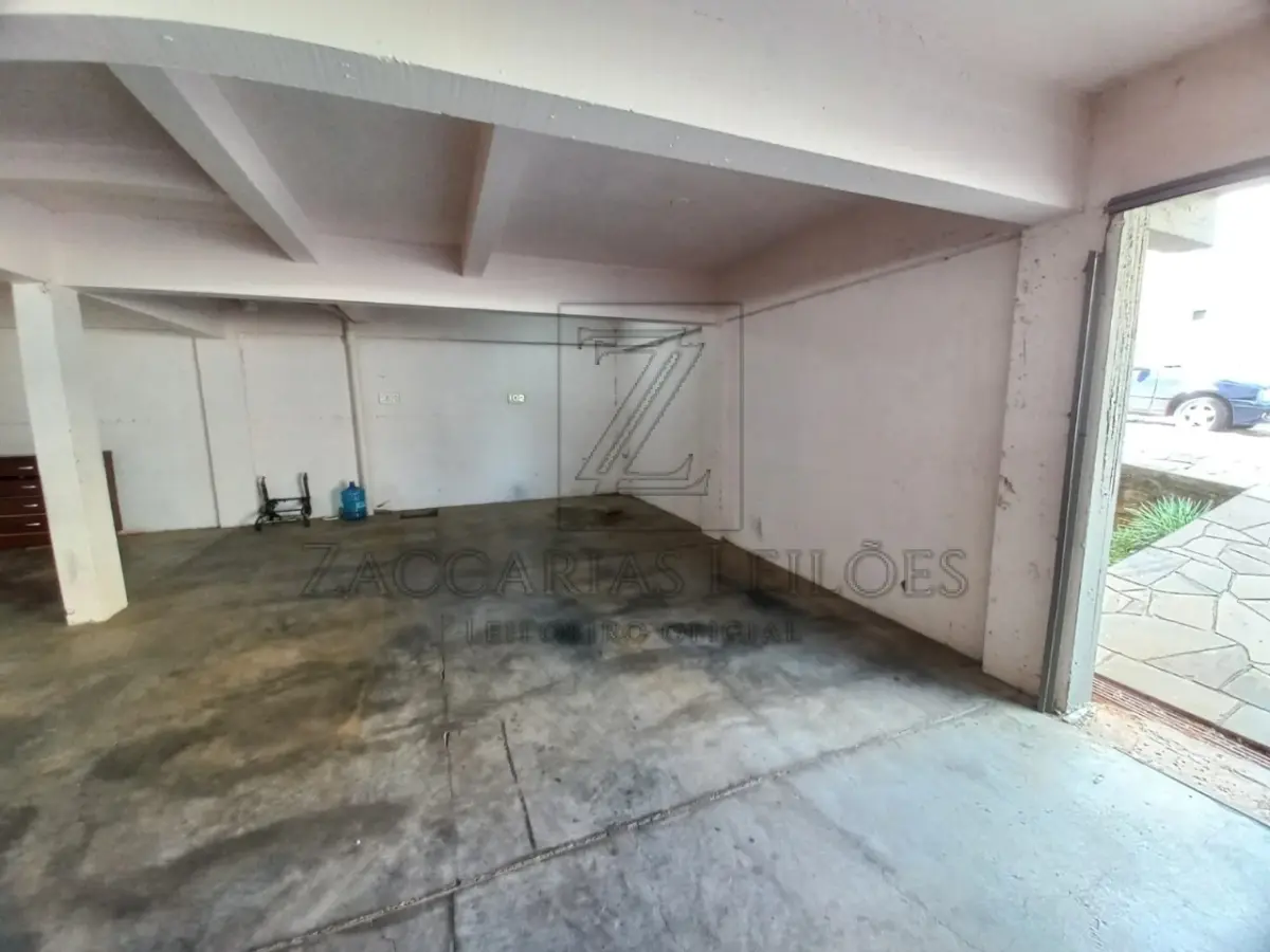 LOTE 001 - Um Apartamento nº 102, do Edifício Residencial Peretti, nº 565, localizado no térreo ou segundo  pavimento, de fundos de quem olha o edificio pela Rua Conselheiro Zottis, com area real privativa de  86,6242m², área real de uso comun de 14,2803m², perfazendo a area real total de 100,9045m²,  correspondendo-lhe nas partes comuns do edificio, indivisiveis e inalienaveis, inclusive no terreno onde o  mesmo se acha edificado, a fração ideal de 0,085390, composto de sala, cozinha, area de serviço,  circulação, dois dormitorios, banheiro social e duas sacadas. O priedio foi edificado no ano de 2006, sobre  o terreno constituido do lote numero 10 da quadra B, do Loteamento Dona Nilda, nesta cidade com a área  de 479,75m², medindo 19,00m de frente ao leste, à Rua Vereador Carlos Prescendo, e 25,24m ao norte, de  frente a Rua Conselheiro Zottis, com quem forma esquina. Matrícula 17.714 do R. I. de Nova Prata RS. De  acordo com o contrato de compra e venda, o apartamento e o box 102 somam o total de 100,9045m² de  área. De modo geral, o apartamento está em bom estado de conservação, porém necessita de alguns  reparos.