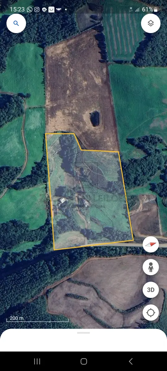 LOTE 004 - UMA AREA DE TERRAS DE CULTURA, localizada em São Jorge-RS, com a área de 80.058,00m² de forma  irregular, confrontando: ao NORTE, por linha seca, com terras de II Abraão; ao SUL, por linha seca, com  terras de Ermindo Pelissarí; ao LESTE, pela estrada municipal que liga os municípios de São Jorge a  Guabijú, com terras de Juarte Fracasso; e ao OESTE, com terras de Ivan Dall Agnol. P. Benfeitorias: Uma CASA (MISTA) Metragem da Casa mista medindo aproximadamente 150,00m²; Um Chiqueiro em construção mista com 52,00m²; Um chiqueiro antigo de madeira com 45,00m²; Mangueira em madeira com 80,00m²; Um Galpão em madeira com 350,00m²; Um chiqueiro misto com 540,00m², 26 baias, capacidade 400 suínos; Silo para armazenagem de ração com capacidade para 15 toneladas; Depósito para armazenamento de fezes de suínos e Poço artesiano, encamisado, com 96 metros de profundidade.