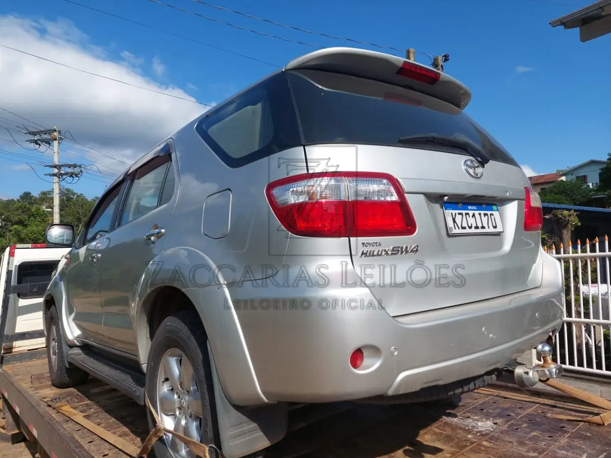 LOTE 006 - Um automóvel da marca I/TOYOTA HILUX SW4 4X2SR, placas KZC-1I70, na cor prata,  ano/modelo 2009/2009, RENAVAM 149717768.
