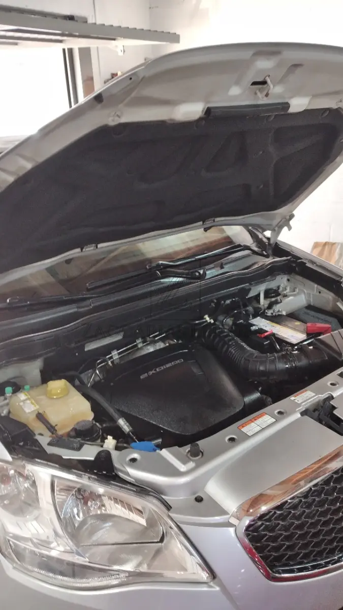 LOTE 001 - Um automóvel da marca SANGYONG KORANDO C AT, ano/modelo 2011/2012, de cor Prata,   à diesel, 175CV.