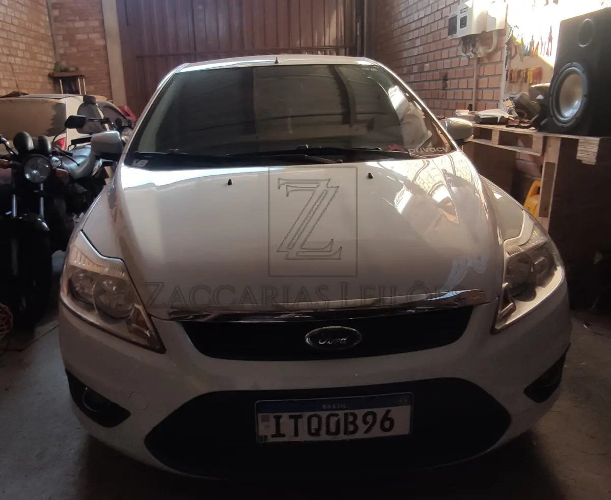 LOTE 005 - Um automóvel da marca I/FORD FOCUS HC FLEX, placa ITQ0B96, na Cor: Branca, à gasolina,  Ano/modelo: 2012/2013, RENAVAM: 490751709.