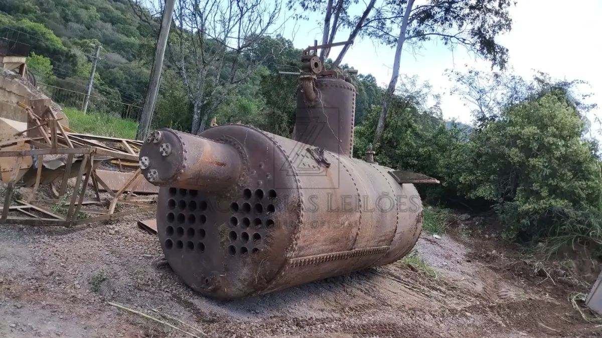 LOTE 007 - Lote de Sucatas: 2 Esteiras, tanque, unidades condensadoras e ferro.