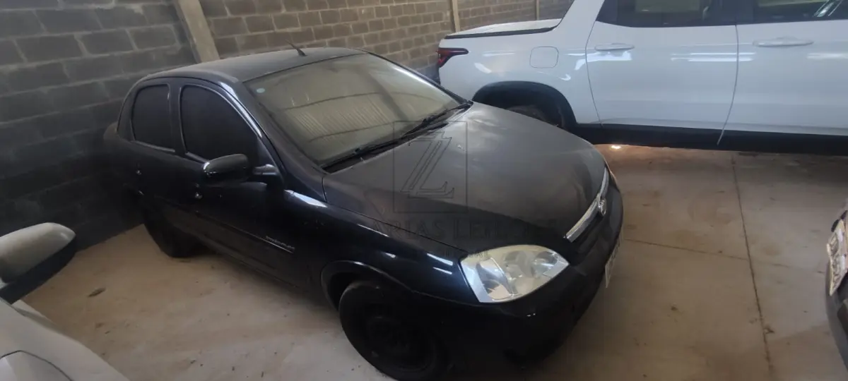 LOTE 010 - Um automóvel da marca GM-CHEVROLET/CORSA SEDAN PREMIUM, placas IQR-4841, na cor preta, à álcool/gasolina, ano/modelo 2010/2010, RENAVAM 202365310.