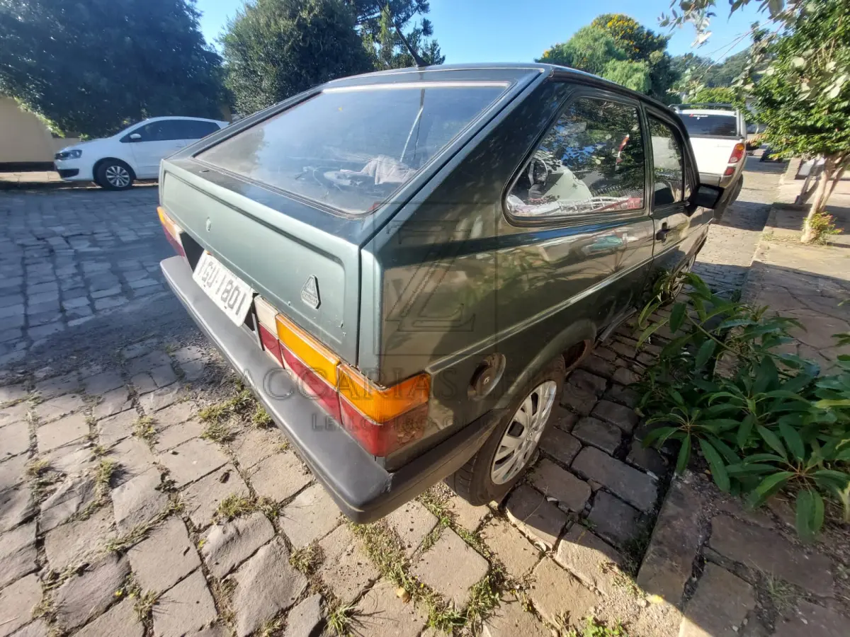 LOTE 011 - Um automóvel da marca VW-VOLKSWAGEN/GOL GL, placas IGU-1801, na cor verde, à  gasolina, ano/modelo 1987/1987, RENAVAM 562591583.