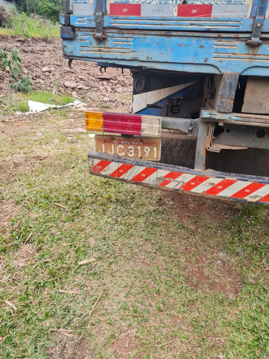 LOTE 007 - Um caminhão da marca M. BENZ/L 1618, placas JJC-3191, na cor azul, à Diesel, ano/modelo  1991/1991, com terceiro eixo adaptado, RENAVAM 10072330.