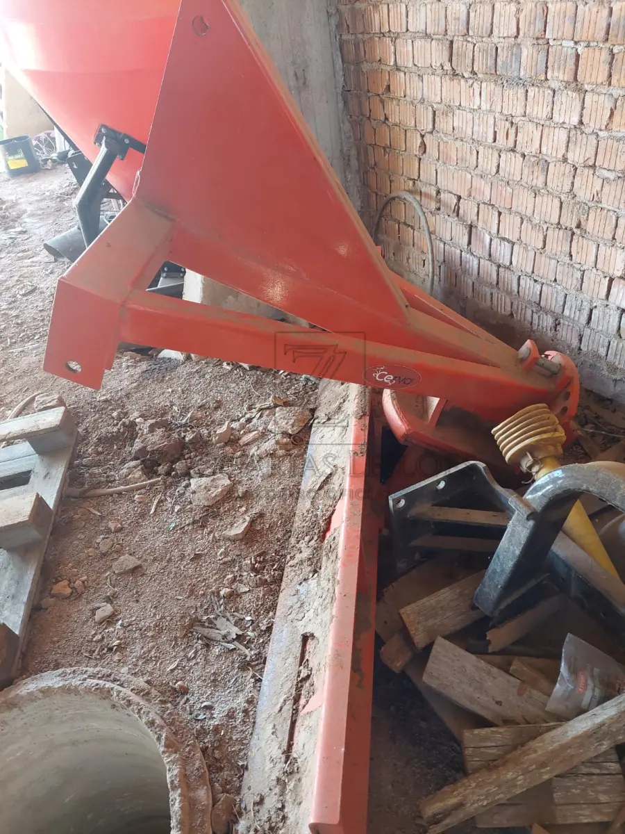 LOTE 011 - Plaina agrícola traseira reversível 1,80m.