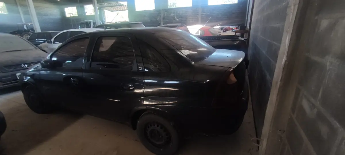 LOTE 010 - Um automóvel da marca GM-CHEVROLET/CORSA SEDAN PREMIUM, placas IQR-4841, na cor preta, à álcool/gasolina, ano/modelo 2010/2010, RENAVAM 202365310.