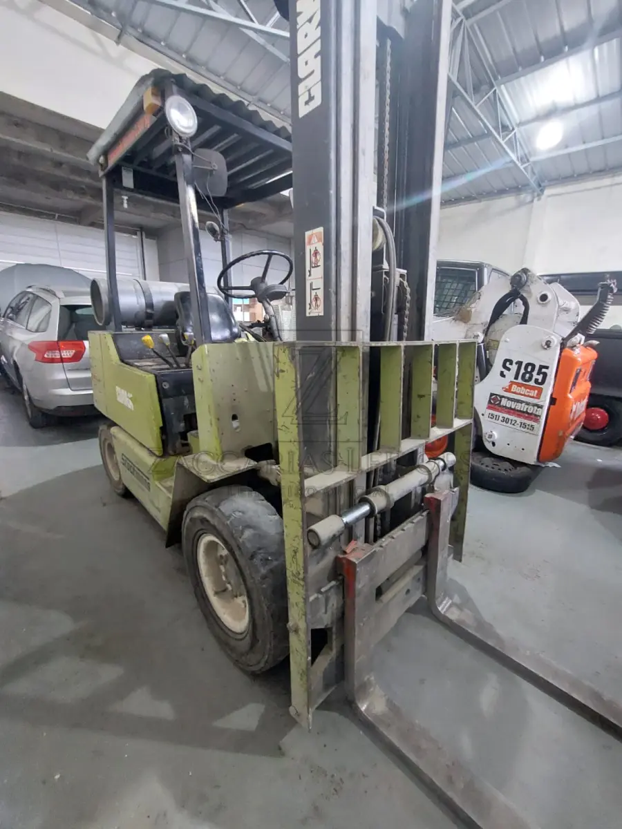 LOTE 002 - Empilhadeira da marca Clarck, capacidade 2.500 kg.