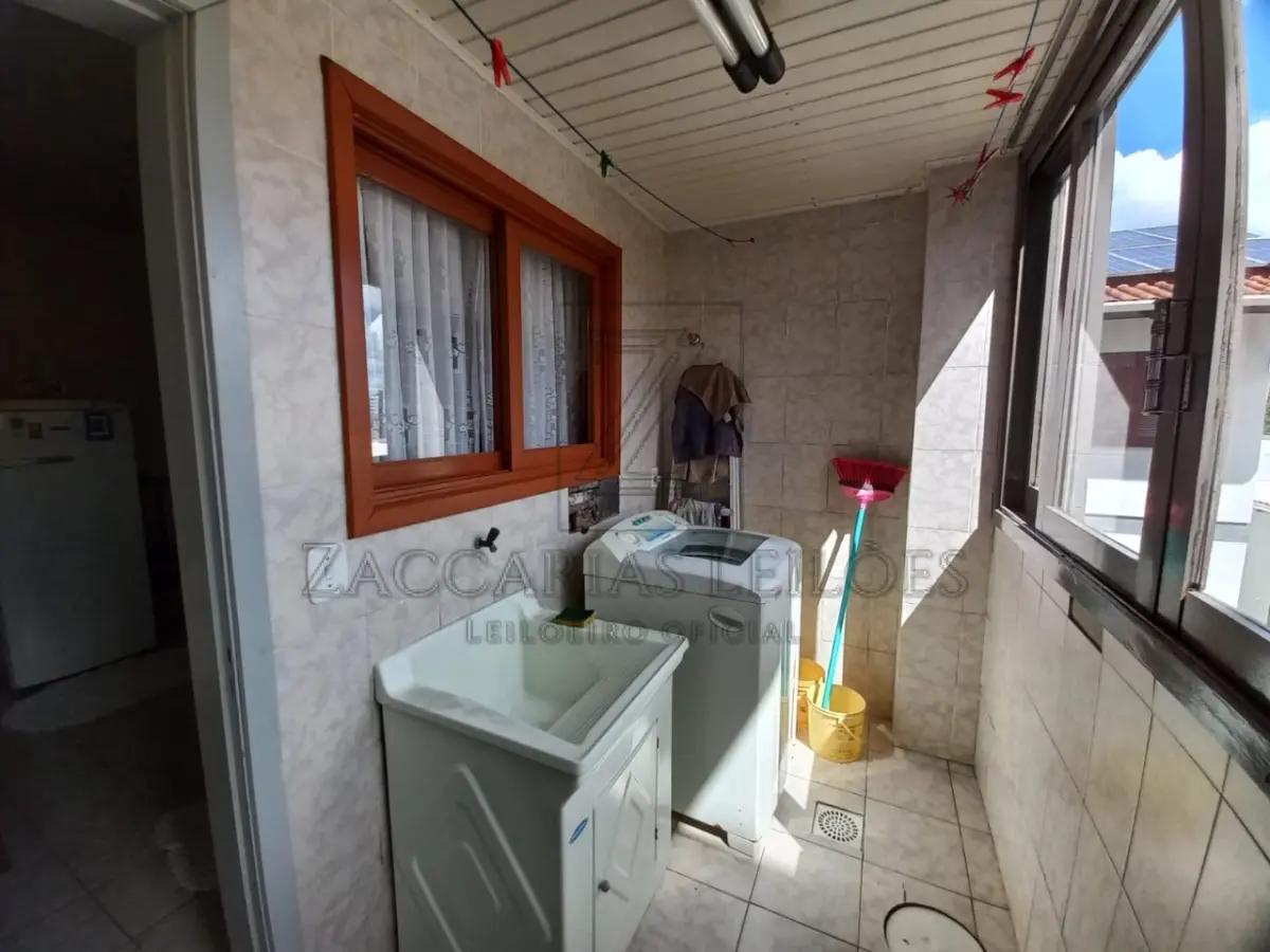 LOTE 001 - Um Apartamento nº 102, do Edifício Residencial Peretti, nº 565, localizado no térreo ou segundo  pavimento, de fundos de quem olha o edificio pela Rua Conselheiro Zottis, com area real privativa de  86,6242m², área real de uso comun de 14,2803m², perfazendo a area real total de 100,9045m²,  correspondendo-lhe nas partes comuns do edificio, indivisiveis e inalienaveis, inclusive no terreno onde o  mesmo se acha edificado, a fração ideal de 0,085390, composto de sala, cozinha, area de serviço,  circulação, dois dormitorios, banheiro social e duas sacadas. O priedio foi edificado no ano de 2006, sobre  o terreno constituido do lote numero 10 da quadra B, do Loteamento Dona Nilda, nesta cidade com a área  de 479,75m², medindo 19,00m de frente ao leste, à Rua Vereador Carlos Prescendo, e 25,24m ao norte, de  frente a Rua Conselheiro Zottis, com quem forma esquina. Matrícula 17.714 do R. I. de Nova Prata RS. De  acordo com o contrato de compra e venda, o apartamento e o box 102 somam o total de 100,9045m² de  área. De modo geral, o apartamento está em bom estado de conservação, porém necessita de alguns  reparos.