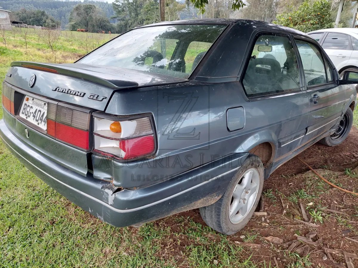 LOTE 010 - Um automóvel da marca VW-VOLKSWAGEN/SANTANA GLS 2000, placas BGG-4044, na cor  cinza, ano/modelo 1991/1991, RENAVAM 434569437, na cor cinza.