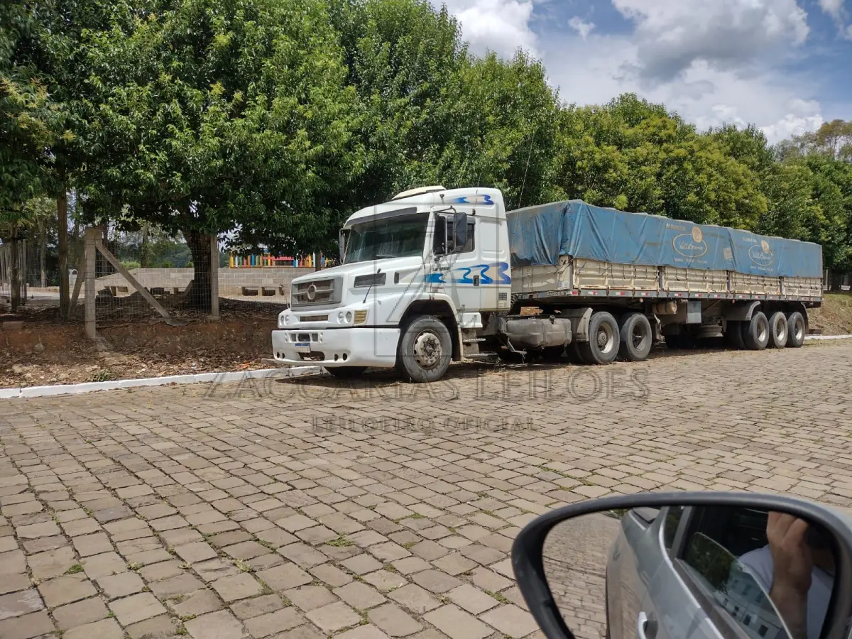 LOTE 004 - Um caminhão Trator da marca M. BENZ/LS 1938, placas MCI-0C89, cor branca, ano/modelo  2001/2001, RENAVAM 770967345, em mau estado de conservação, necessário fazer o motor, e reformar  a caixa.