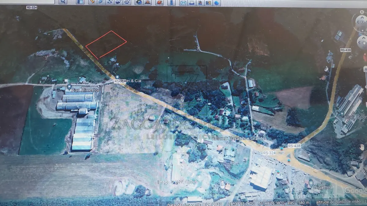 LOTE 001 - Parte ideal de Terras de Cultura do Lote Rural nº 31, situado na Serra do Carreiro, lugar  denominado Barra Seca, no município de Paraí/RS, com área de 5..948,00 m2, dentro do todo maior  com a área superficial de 33.948,00m², (Trinta e três mil novecentos e quarenta e oito metros  quadrados), sem benfeitorias confontando-se: ao NORTE, com terras remanescentes de Arcangelo  Menegat, Dioneia Menegat e Deonisio Dal Pozzo; ao SUL, com terras do lote rural n' 30, dos sucessores  de Jose Coloriti; ao LESTE, com terras de Santo Mezzomo, e ao OESTE, com a RS/324. Matrícula nº  R.14-12.077 do serviço Registral de Casca RS.