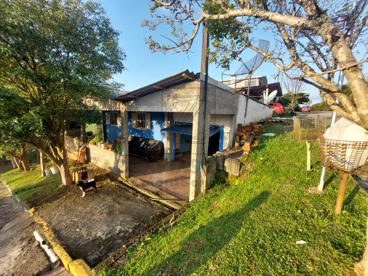 LOTE 002 - IMÓVEL: O lote nº 136 do Loteamento “MEDIANEIRA III”, nesta cidade, com a denominação  administrativa de lote nº 12 da quadra 25, zona 11, distrito 01, com área de 360,00m² de terras, sitas na  esquina formada pelas ruas K e A, no lado ímpar desta, onde não há quarteirão determinado, e que  confrontam: ao norte, por 12,00 metros com terras do lote rural nº 61; ao sul, por 12,00 metros com a rua  A; ao leste, por 30,00 metros com o lote nº 24 e ao oeste, por 30,00 com a rua K. Av3 – averba-se que  foi construída neste imóvel uma casa residencial de construção em madeira, com a área de 52,50m2,  que leva o nº 931 da rua Giocondo Armando Toschi. Tudo conforme Matrícula nº 12.514 do R. I. da  Comarca de Veranópolis/RS.