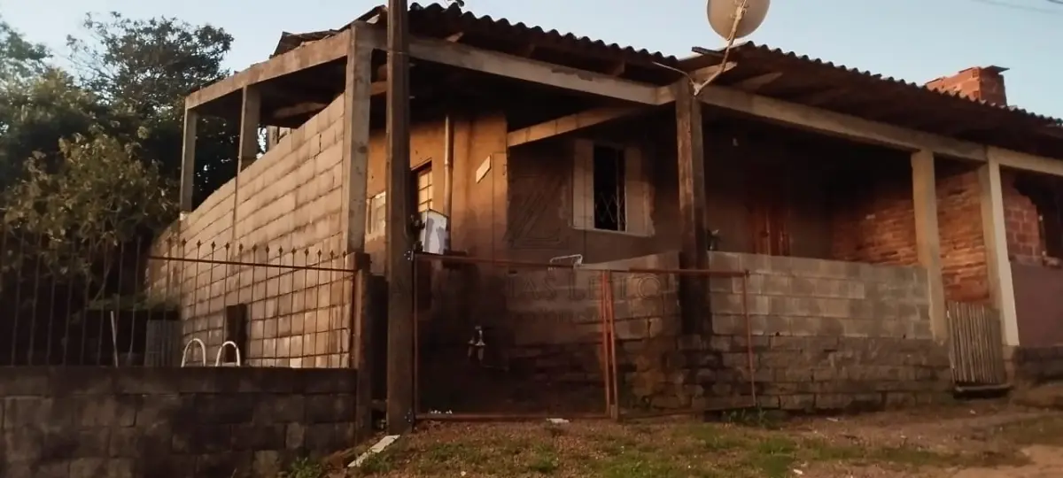LOTE 006 - Estritamente em relação a benfeitoria. Um prédio em alvenaria destinado a residência, com  32,90 m², situado na Rua das Margaridas nº 1568, nesta cidade, edificado sobre a matrícula 14.503, de  propriedade do Município de Nova Prata. Lote 08, da quadra E, do LOTEAMENTO PROMORAR, nesta  cidade, com área de 160,00m², distando 20,00m da esquina formada pela Rua das Margaridas e Rua  12 de Outubro, fazendo frente, ao SUL, em 8,00m, com a Rua das Margaridas, lado par; ao OESTE, de  frente ao Fundos, em 20,00m, com o lote 10 e um pedaço do lote 11; nos fundo em 20,00m, com o lote  07; situado no quarteirão formado pela Rua dos Jasmins, Rua 12 de Outubro, Rua das Margaridas e  terras da Prefeitura, com UMA CASA de alvenaria, para residência, do tipo E-3, com 32,90m², edificada  em 1984. MATRÍCULA nº 14.503, do LIVRO DE REGISTRO DE IMÓVEIS DA COMARCA DE NOVA