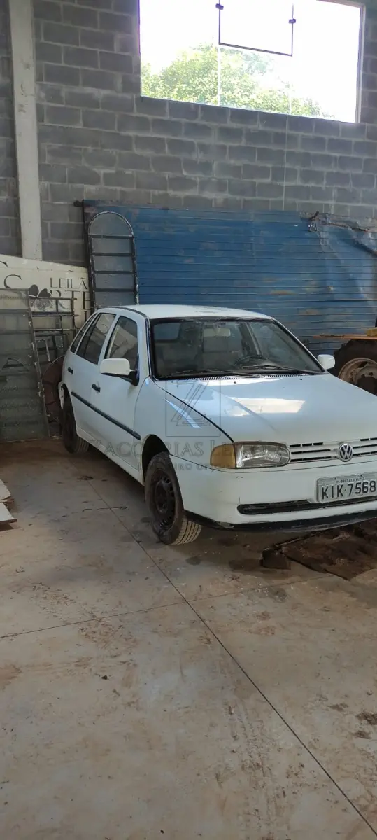 LOTE 007 - Um automóvel da marca VW-VOLKSWAGEN/GOL MI, placas KIK-7568, ano/modelo 1998/1999, na cor branca, RENAVAM 706212169.