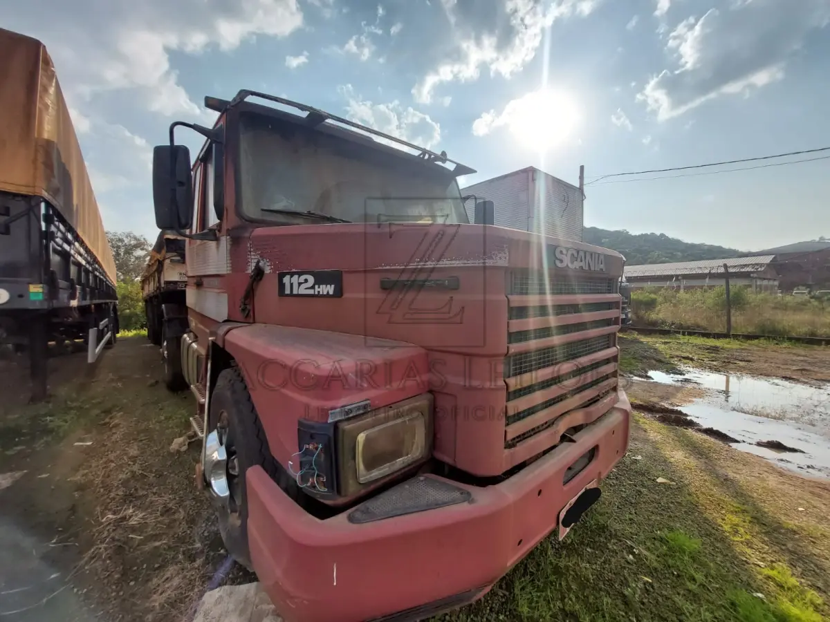 LOTE 005 - Um caminhão trator da marca SCANIA/T112 HW, ano 1991, cor vermelha.