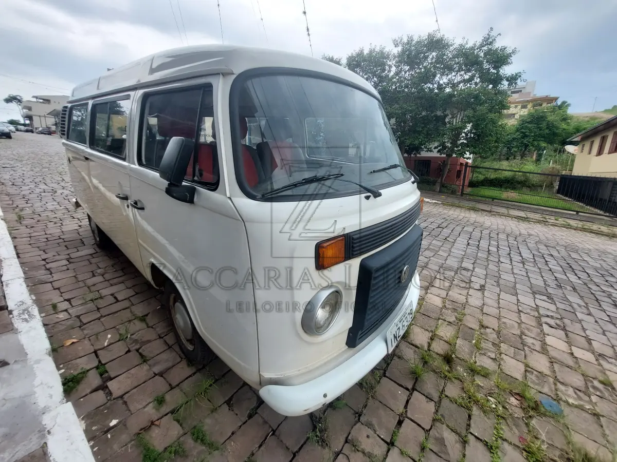 LOTE 005 - Uma camionete da marca VW/KOMBI, placas INZ-6329, ano/modelo 2007/2008, na cor branca, RENAVAM 928348652, à Gasolina/Álcool e GNV.