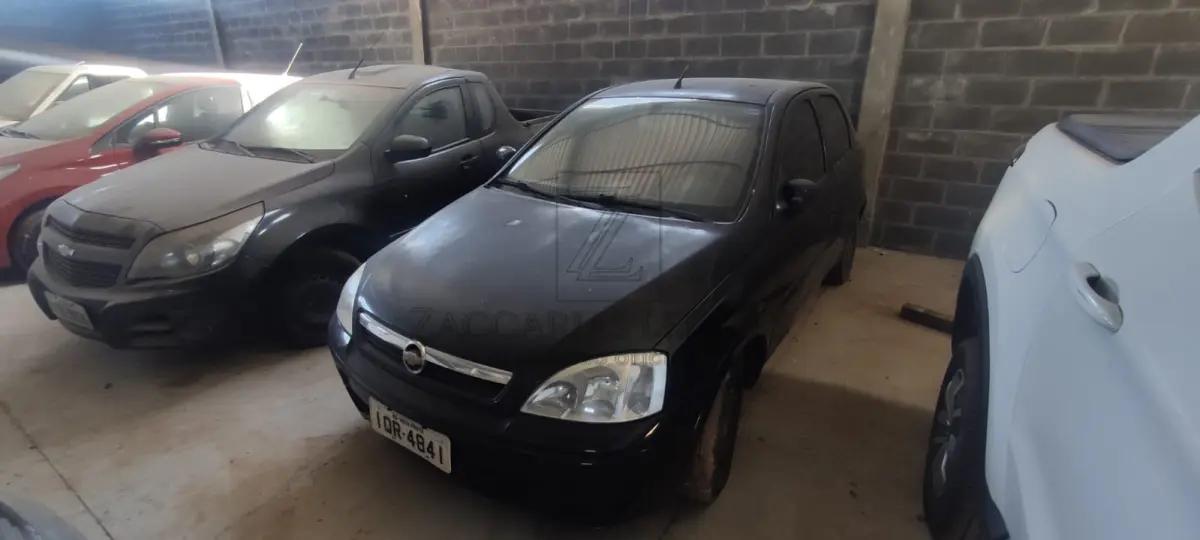 LOTE 010 - Um automóvel da marca GM-CHEVROLET/CORSA SEDAN PREMIUM, placas IQR-4841, na cor preta, à álcool/gasolina, ano/modelo 2010/2010, RENAVAM 202365310.