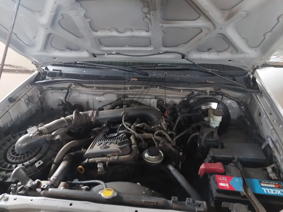 LOTE 006 - Um automóvel da marca I/TOYOTA HILUX SW4 4X2SR, placas KZC-1I70, na cor prata,  ano/modelo 2009/2009, RENAVAM 149717768.