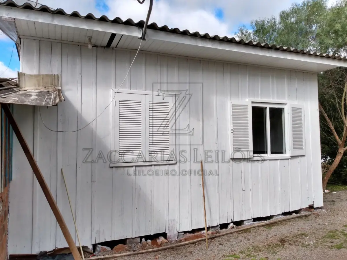 LOTE 004 - UMA AREA DE TERRAS DE CULTURA, localizada em São Jorge-RS, com a área de 80.058,00m² de forma  irregular, confrontando: ao NORTE, por linha seca, com terras de II Abraão; ao SUL, por linha seca, com  terras de Ermindo Pelissarí; ao LESTE, pela estrada municipal que liga os municípios de São Jorge a  Guabijú, com terras de Juarte Fracasso; e ao OESTE, com terras de Ivan Dall Agnol. P. Benfeitorias: Uma CASA (MISTA) Metragem da Casa mista medindo aproximadamente 150,00m²; Um Chiqueiro em construção mista com 52,00m²; Um chiqueiro antigo de madeira com 45,00m²; Mangueira em madeira com 80,00m²; Um Galpão em madeira com 350,00m²; Um chiqueiro misto com 540,00m², 26 baias, capacidade 400 suínos; Silo para armazenagem de ração com capacidade para 15 toneladas; Depósito para armazenamento de fezes de suínos e Poço artesiano, encamisado, com 96 metros de profundidade.