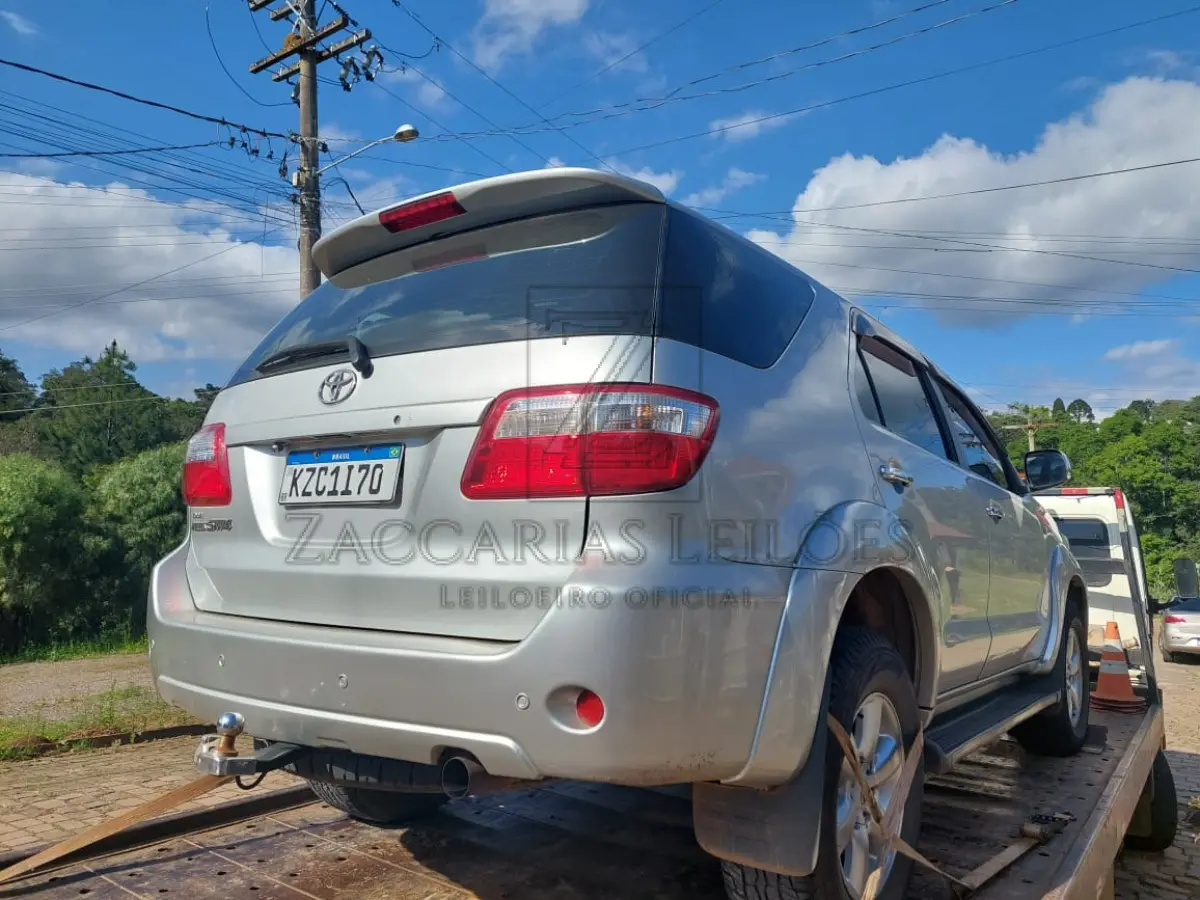 LOTE 006 - Um automóvel da marca I/TOYOTA HILUX SW4 4X2SR, placas KZC-1I70, na cor prata,  ano/modelo 2009/2009, RENAVAM 149717768.